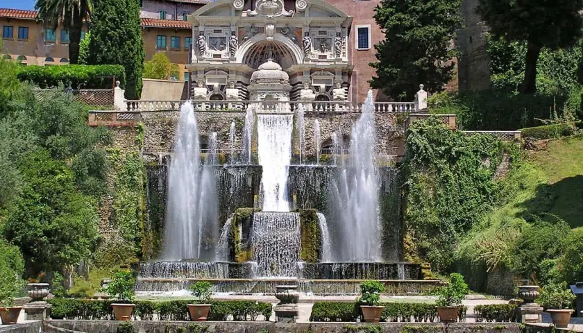 Cascada monumental en Villa d'Este, un lugar perfecto para excursiones desde Roma. Agua cayendo en terrazas, rodeada de vegetación y arquitectura renacentista.