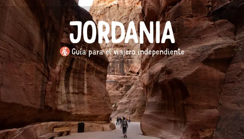 El Siq, la entrada a Petra, invita a viajar a Jordania. Un camino rocoso que te lleva a maravillas.