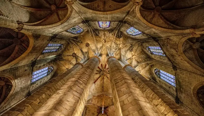 Bóveda gótica de piedra con vidrieras, perfecta para un free tour Barcelona.