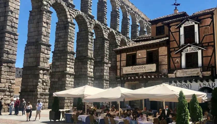 Terraza de Casa Candido junto al acueducto de Segovia, ideal para saber donde comer en Segovia bien y barato.