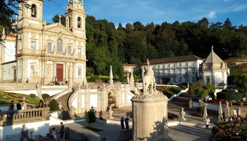 Impresionante Santuario do Bom Jesus do Monte, un lugar que ver en Braga, con su majestuosa iglesia, escalinatas barrocas y estatua ecuestre.