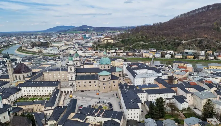 Vista aérea de Salzburgo, con la catedral y el río Salzach. Un lugar perfecto que ver en Salzburgo para disfrutar de su arquitectura.