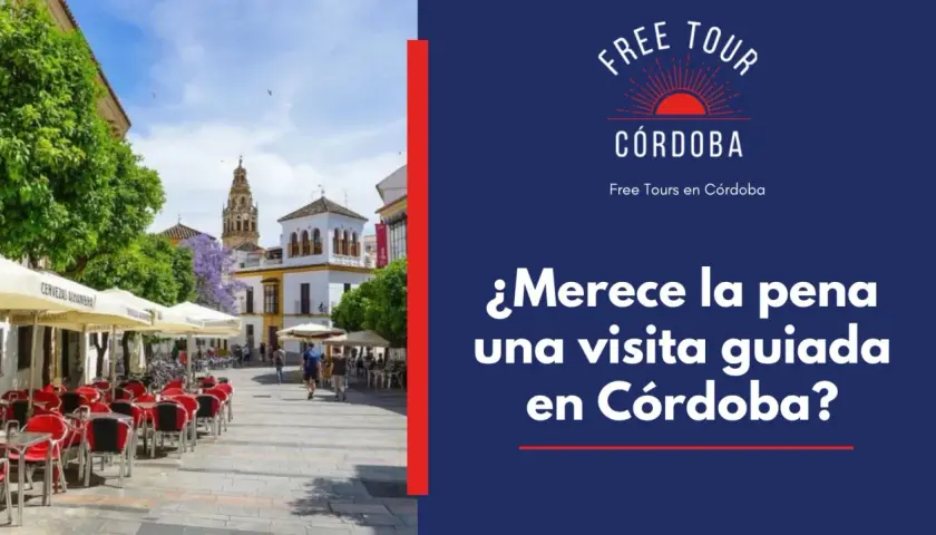 Plaza con mesas de terraza y la Mezquita-Catedral al fondo. Ideal para un free tour Córdoba.