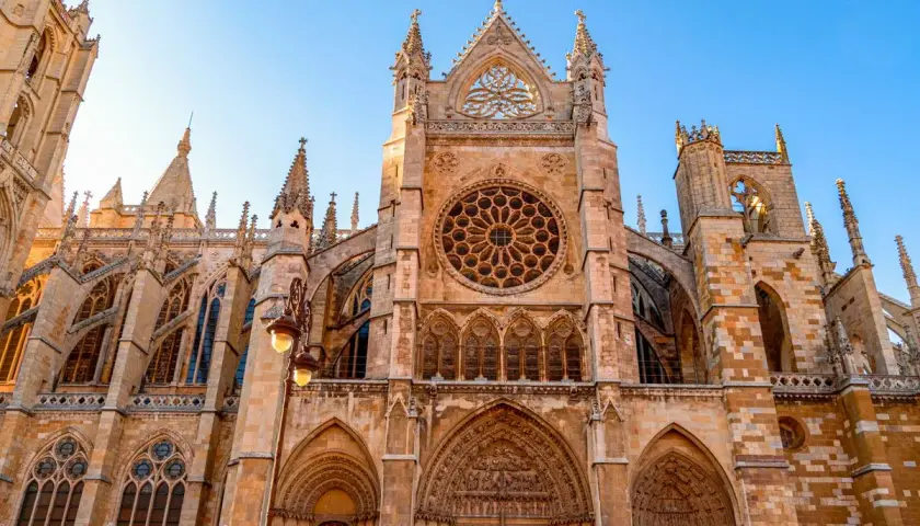 La Catedral de León, joya gótica, es un lugar perfecto para un **free tour León**. Admira sus rosetones y arbotantes.