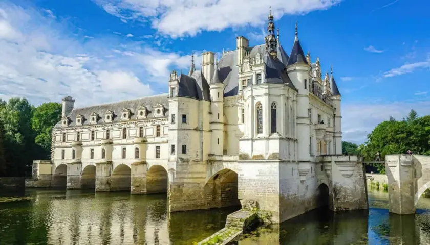 Castillo sobre el río, parte de la ruta de los castillos Francia. Arquitectura renacentista con torres y tejados puntiagudos.
