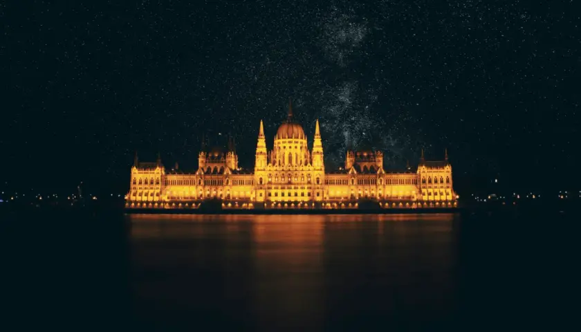 El Parlamento de Budapest iluminado bajo un cielo estrellado. ¡Qué maravilla! Y sí, se puede pagar en euros en Budapest.