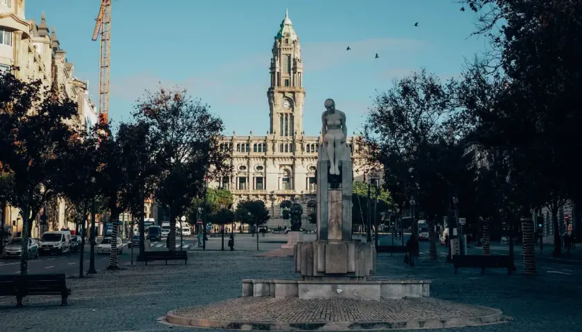 Plaza de la Libertad en Oporto, con el Ayuntamiento al fondo y una estatua. Ideal para un free tour Oporto.