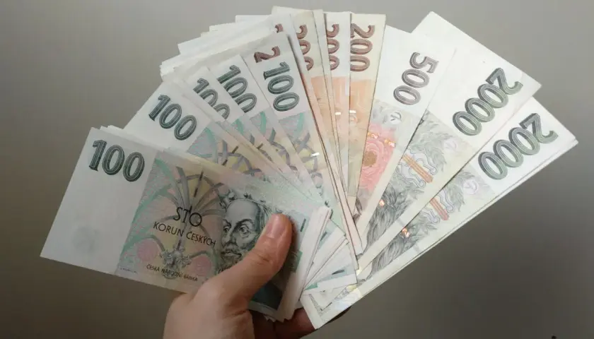 Un abanico de billetes checoslovacos, que moneda se usa en Praga, con valores de 100, 200, 500 y 2000.