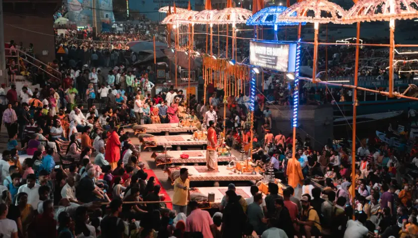 Multitud reunida en Varanasi para un ritual. Una experiencia inolvidable al viajar a la India.