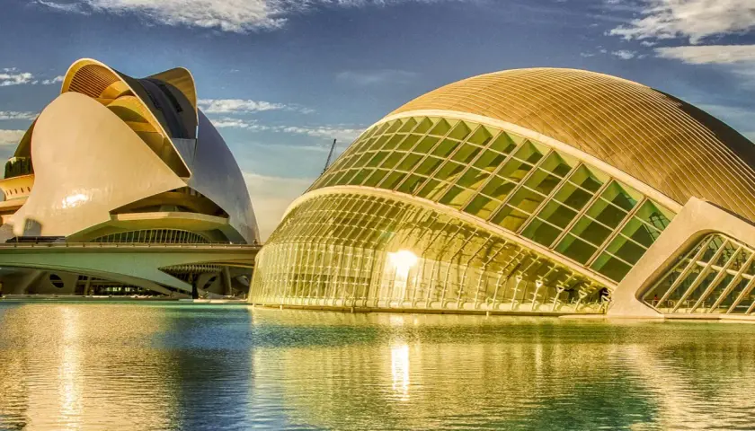 Impresionantes edificios futuristas reflejados en el agua, parte de la Ciudad de las Artes y las Ciencias. ¡Un lugar clave que ver en Valencia!