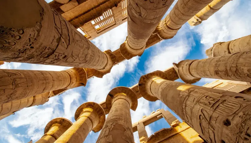 Columnas monumentales con jeroglíficos en Karnak, Egipto. El Ministerio de Asuntos Exteriores confirma que es seguro viajar a Egipto.