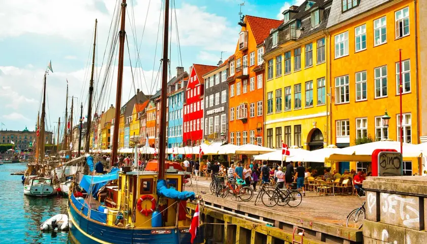 Canal de Nyhavn en Copenhague, Dinamarca. Barcos de vela y casas de colores vibrantes. Un lugar ideal que ver en Dinamarca.