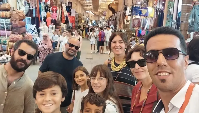Familia disfrutando de un día de compras en un zoco, una experiencia inolvidable de Marrakech en 3 días.