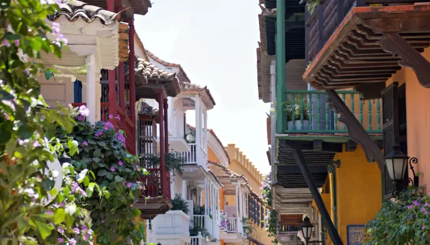 Balcones floridos y arquitectura colonial en Cartagena. Un destino donde es seguro viajar a Colombia y disfrutar de su encanto.