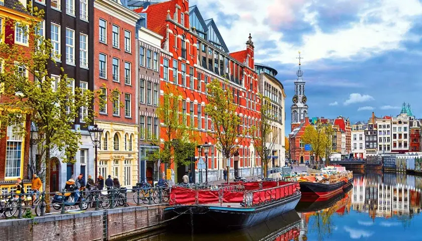 Canales de Ámsterdam, casas estrechas y barcos. Ideal para saber qué ver en Ámsterdam en 2 días.