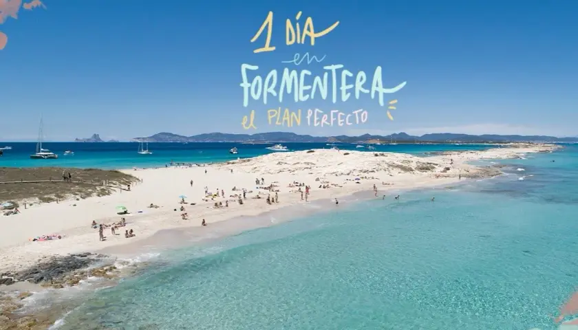 Playa paradisíaca con aguas turquesas y arena blanca. Gente disfrutando del sol. Ideal para saber qué ver en Formentera en un día.
