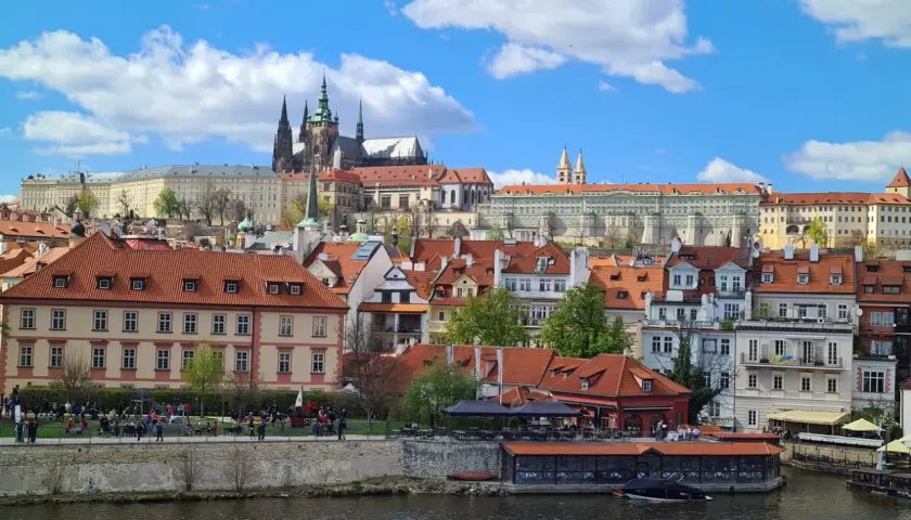 Vista panorámica de Praga con el castillo al fondo. Ideal para saber qué ver en Praga en 2 días.