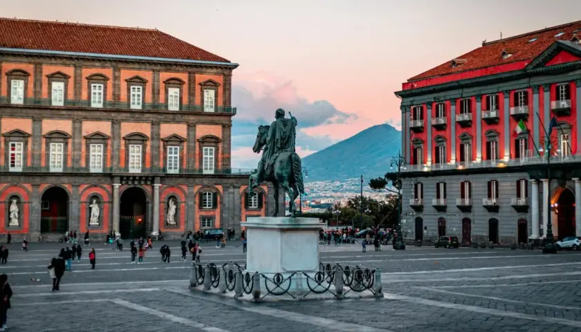 Plaza del Plebiscito en Nápoles, ideal para tu itinerario de qué ver en Nápoles en 3 días. El Vesubio al fondo.