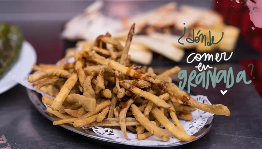 Tapa de berenjenas fritas con miel de caña, ideal para disfrutar de los restaurantes Granada mejor calidad-precio.