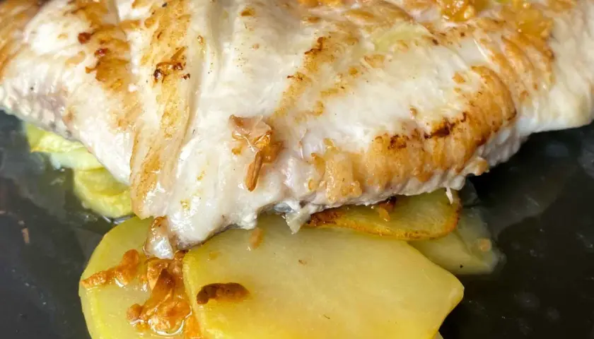 Pescado blanco a la plancha con patatas y ajo. Una opción deliciosa para saber donde comer en Lastres.