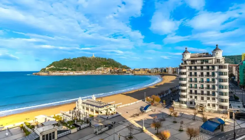 Vista panorámica de la bahía de la Concha en San Sebastián, ideal para un free tour San Sebastian.