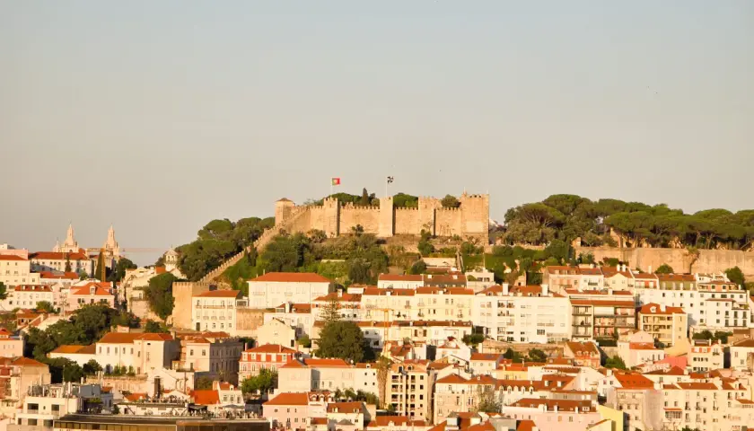 Vista panorámica de Lisboa con el castillo en la cima. Un plan perfecto para saber qué ver en Lisboa en 3 días.