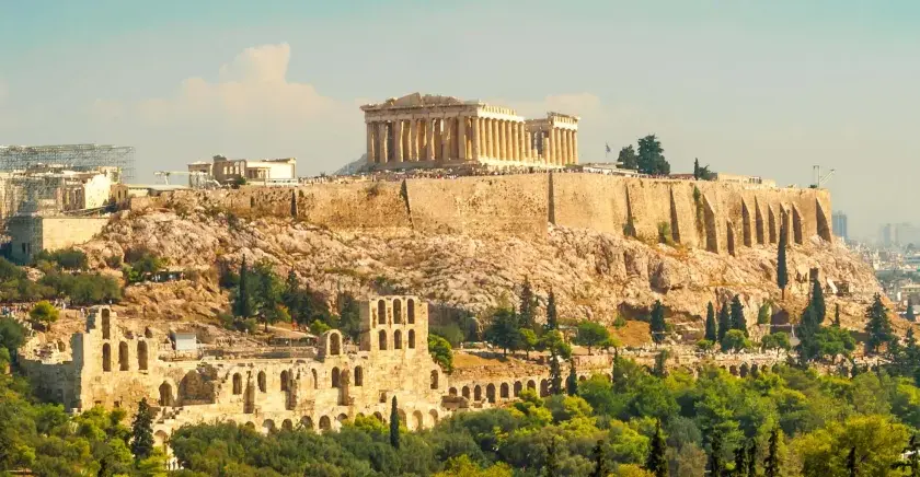 La Acrópolis de Atenas, un destino icónico para excursiones desde Atenas, se alza majestuosa sobre la ciudad.
