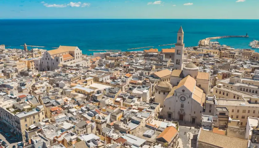 Vista aérea de Bari, Italia, con su impresionante catedral y el mar Adriático. ¡Qué maravilla de bari que ver!