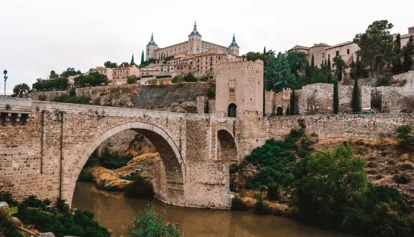 Puente de San Martín y Alcázar, vistas icónicas para saber qué ver en Toledo en un día.