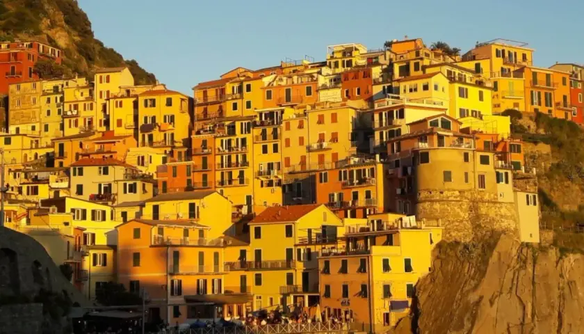 Casas coloridas se aferran a un acantilado, un hermoso ejemplo de los monumentos de Italia bañados por el sol.