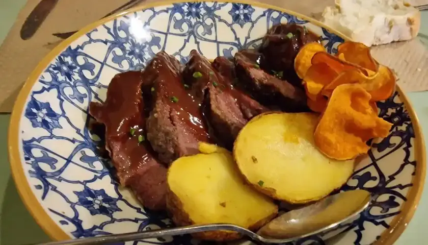 Delicioso solomillo con patatas y chips de boniato. ¡Una gran opción para saber donde comer en Albarracín!