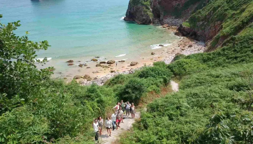 Un grupo de amigos explora una ruta costera, un plan perfecto para saber qué ver en Asturias en una semana.