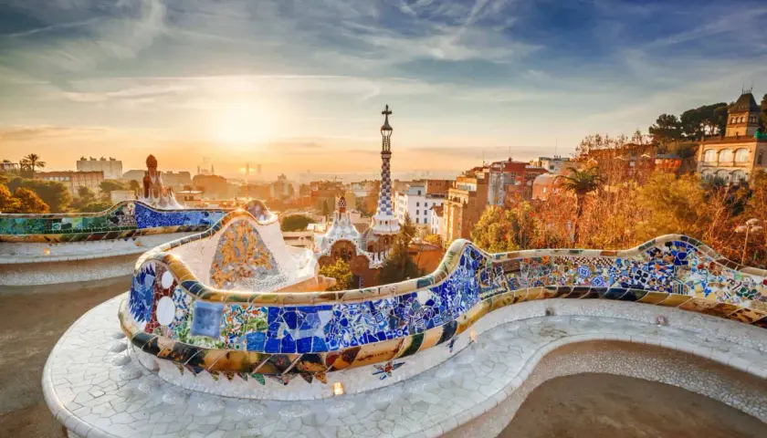 Bancos de mosaico coloridos en el Parque Güell, ideal para planificar qué ver en Barcelona en 3 días.