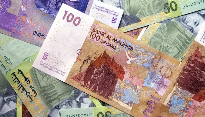Billetes de la moneda de Marruecos, con el número 100 destacado, mostrando diseños intrincados y el texto "Bank Al-Maghrib".