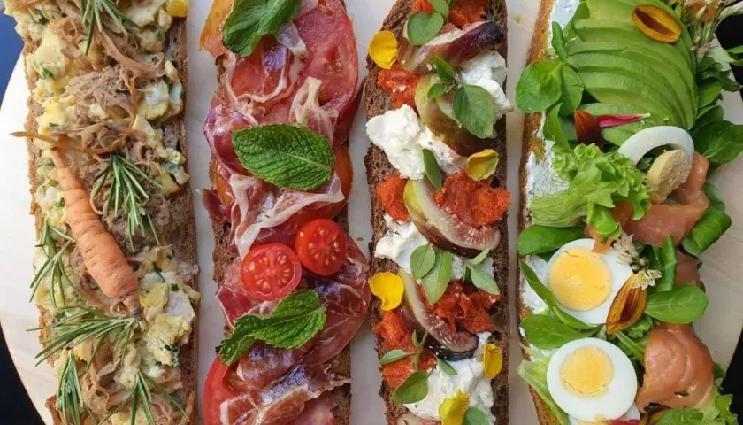 Cuatro tostadas gourmet: pulled pork, jamón serrano, higos y aguacate. ¡Ideas para comer en Santa Cruz de Tenerife!