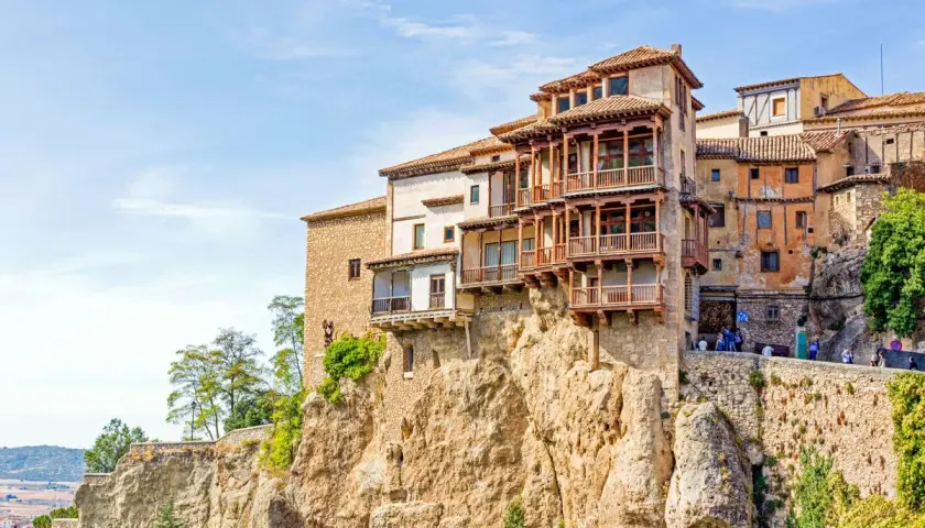 Casas Colgadas de Cuenca, un espectáculo para un free tour Cuenca. Edificios suspendidos sobre un precipicio rocoso.