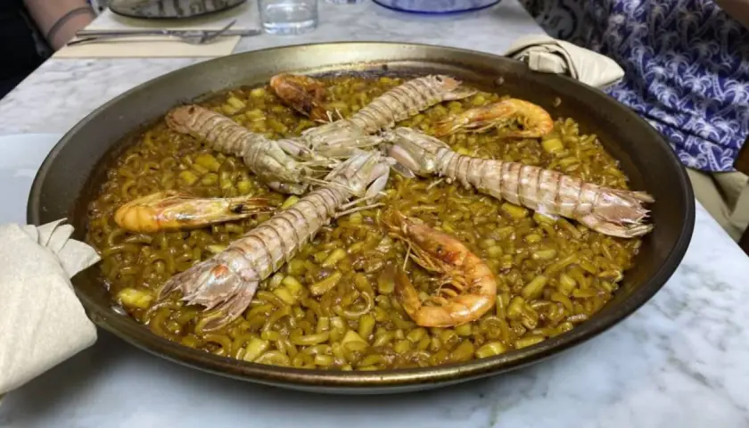 Arroz a banda con langostinos y cigalas, un manjar para comer en Gandía.