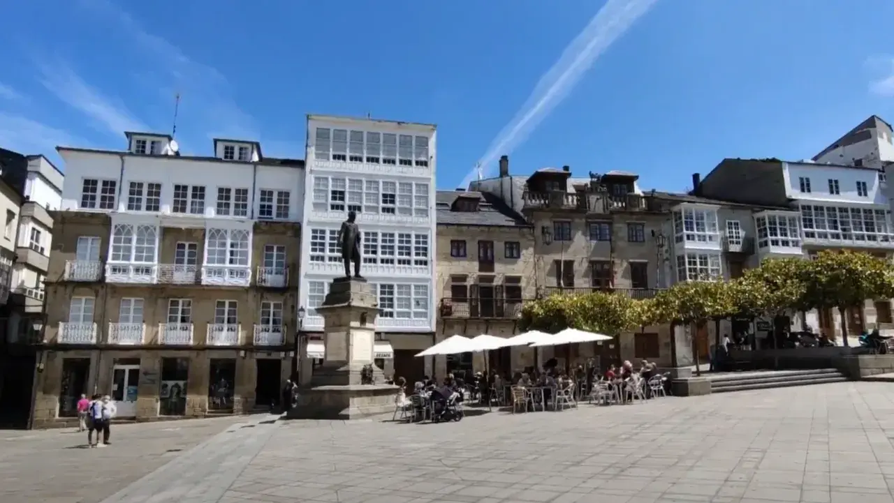 Plaza con estatuas y terrazas. Un lugar perfecto que ver en Viveiro para disfrutar del ambiente.