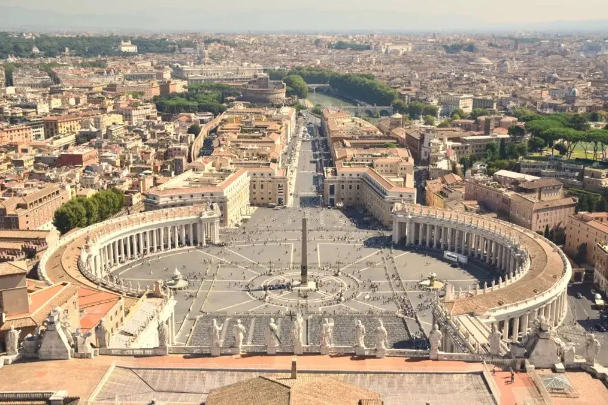 Vista aérea de la Plaza de San Pedro, ideal para tu itinerario de Roma en 4 días. El obelisco central y las columnatas crean un escenario impresionante.