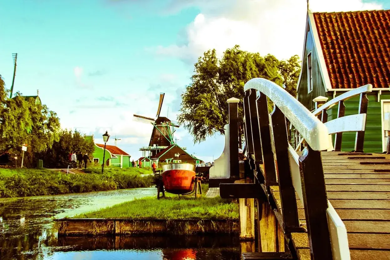 Molino de viento y casas verdes, ideal para excursiones desde Ámsterdam.
