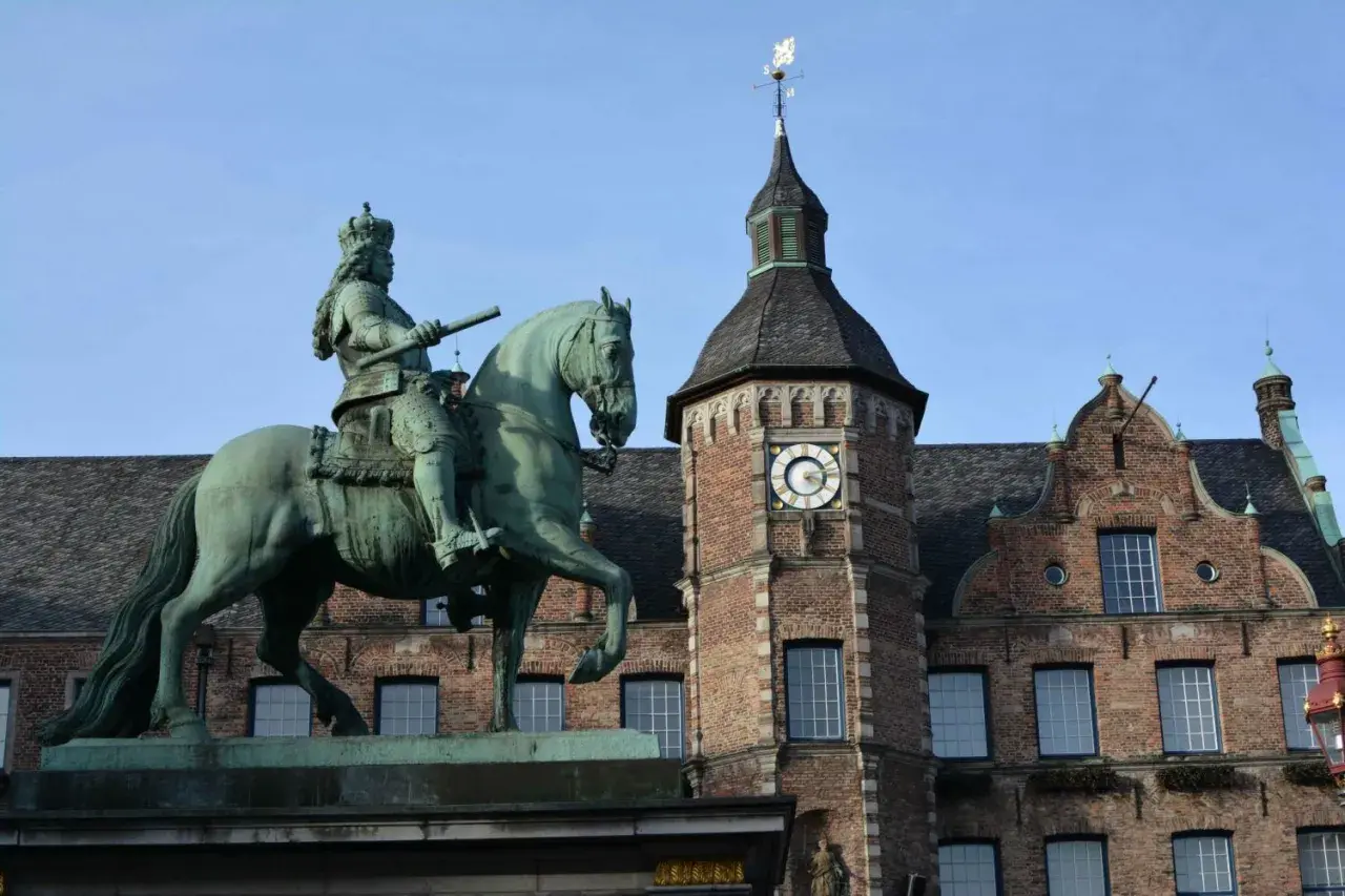 Estatua ecuestre frente al ayuntamiento de Düsseldorf. Un punto clave que ver en Düsseldorf para admirar la historia.