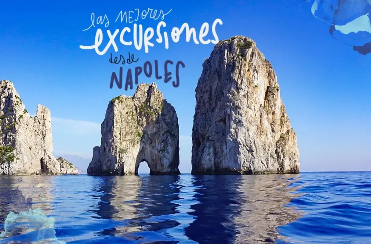 Las mejores excursiones desde Nápoles te llevan a explorar los Faraglioni de Capri, imponentes rocas emergiendo del mar azul.