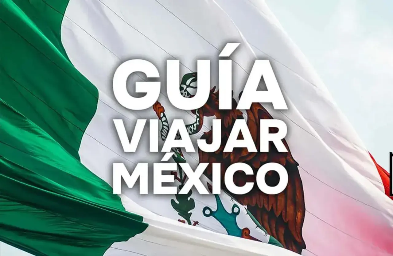 La bandera de México ondea con orgullo. Texto blanco: "GUÍA VIAJAR MÉXICO". ¡Prepárate para tu aventura!