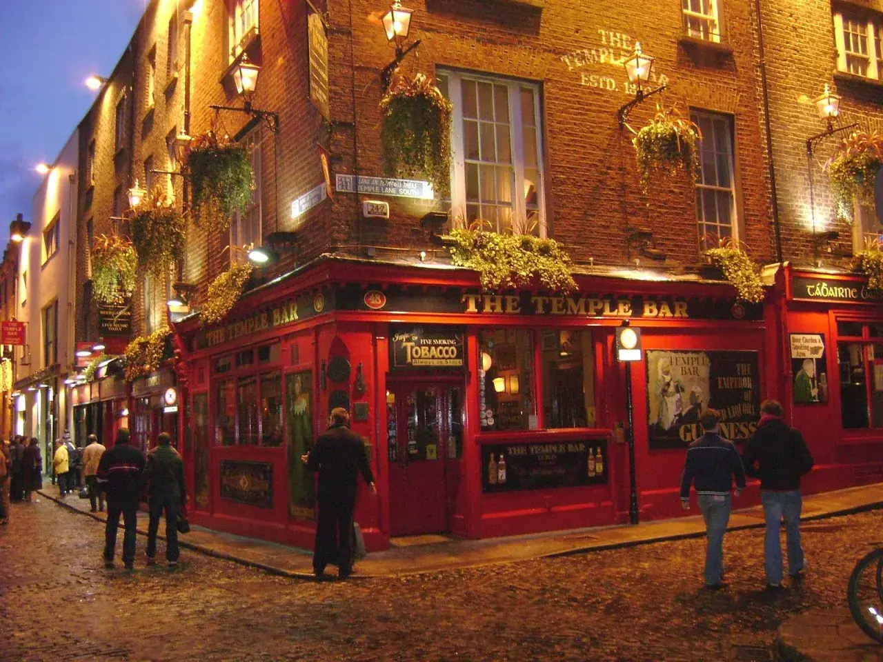 Noche en el Temple Bar, un lugar icónico para un free tour Dublin.