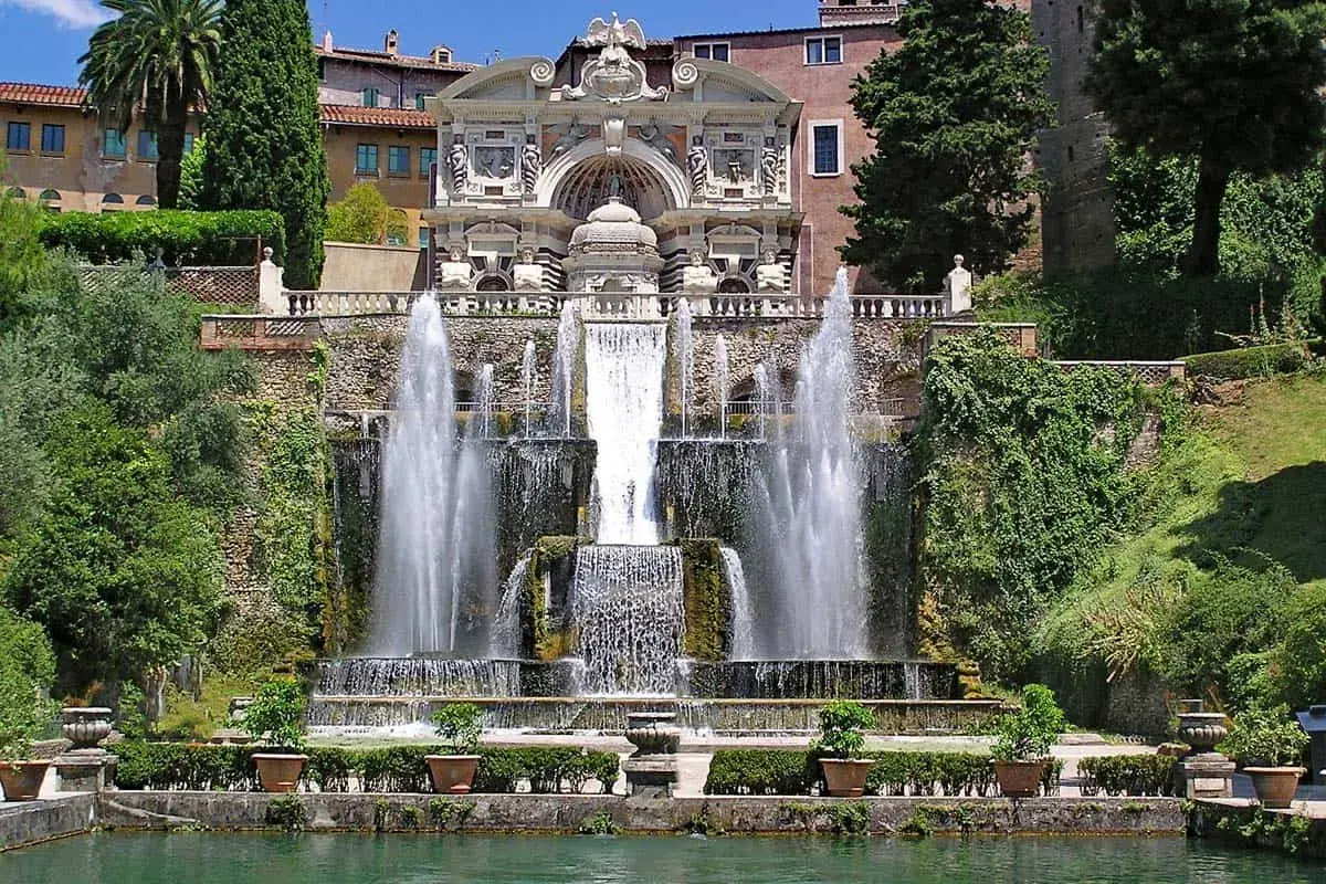Cascada monumental en Villa d'Este, un lugar perfecto para excursiones desde Roma. Agua cayendo en terrazas, rodeada de vegetación y arquitectura renacentista.