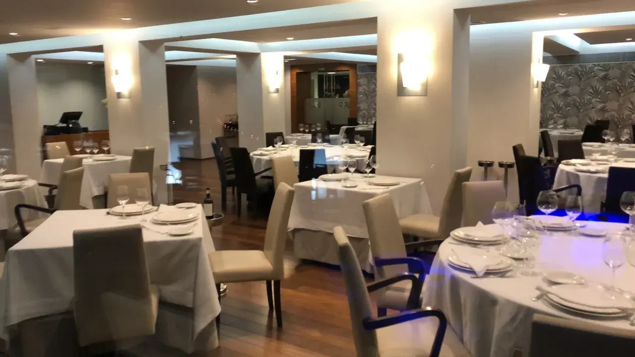 Mesas elegantemente puestas en un restaurante, ideal para saber donde comer en Viveiro.