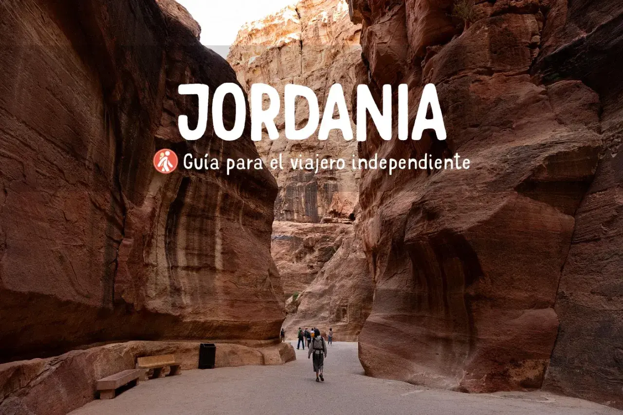 El Siq, la entrada a Petra, invita a viajar a Jordania. Un camino rocoso que te lleva a maravillas.