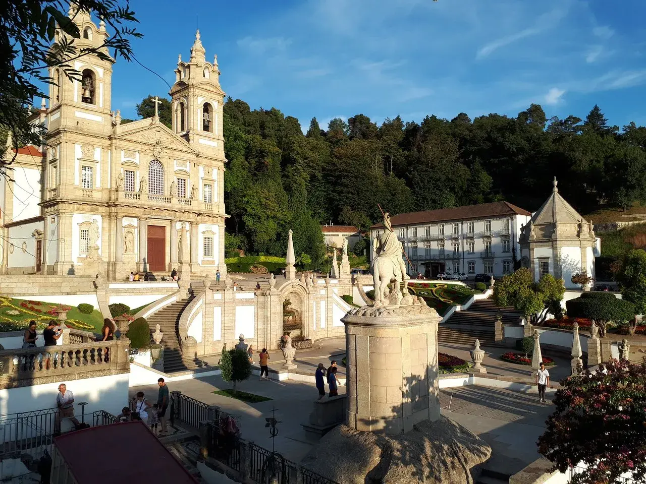 Impresionante Santuario do Bom Jesus do Monte, un lugar que ver en Braga, con su majestuosa iglesia, escalinatas barrocas y estatua ecuestre.