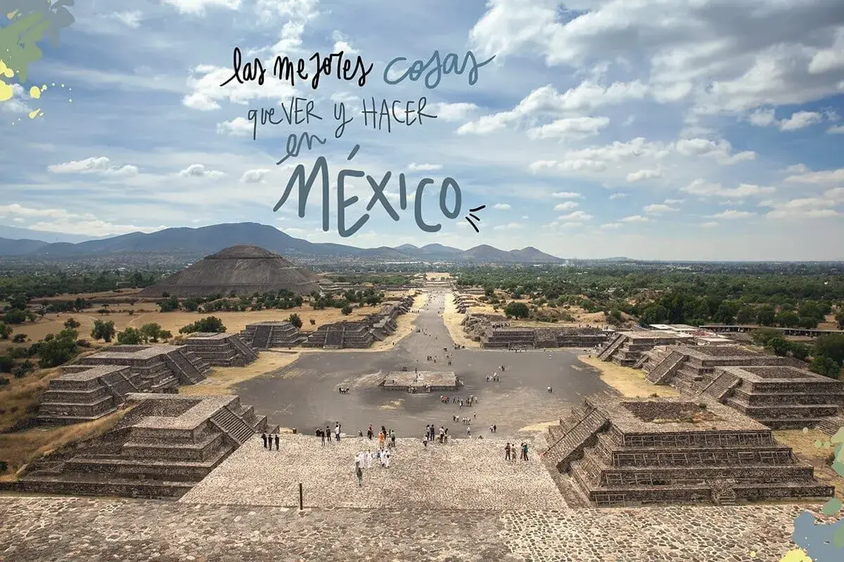 Las mejores cosas que ver y hacer en México: Pirámides de Teotihuacán bajo un cielo azul con nubes.