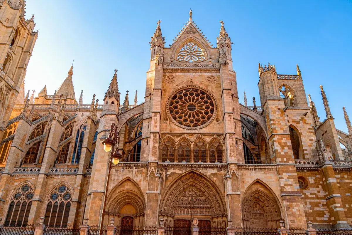 La Catedral de León, joya gótica, es un lugar perfecto para un **free tour León**. Admira sus rosetones y arbotantes.